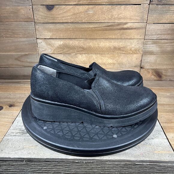 Bzees Womens Size 6.5 Free Spirit Crackled Black Slip In Wedge Heel Shoes - Picture 1 of 10